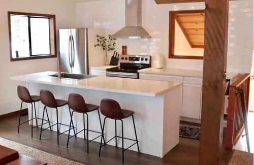 Tahoe City Ski Chalet | Cozy & Modern Cabin, Private HOA Beach, Hot Tub. Pet friendly!
