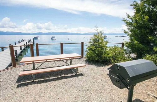 Tahoe City Ski Chalet | Cozy & Modern Cabin, Private HOA Beach, Hot Tub. Pet friendly!