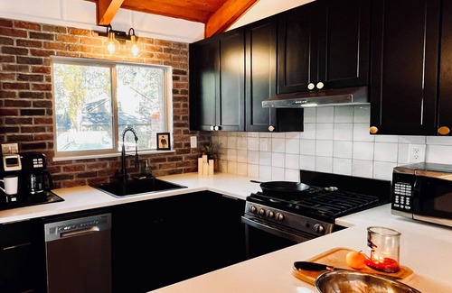 Big Bear Lake Cabin | Cozy Modern Cabin Oktoberfest Couples & Family Escape 1mi to Lake Spa Firepit