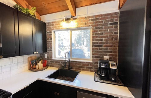 Big Bear Lake Cabin | Cozy Modern Cabin Oktoberfest Couples & Family Escape 1mi to Lake Spa Firepit