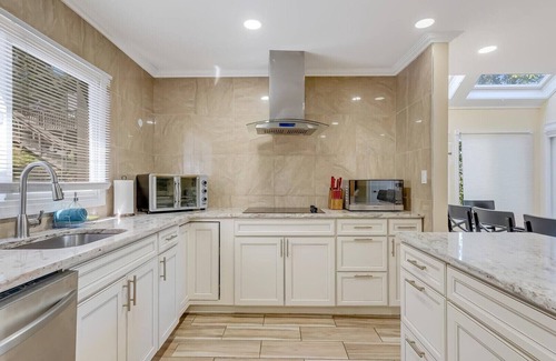 Tannersville Ski Chalet | Cozy Modern Camelback House