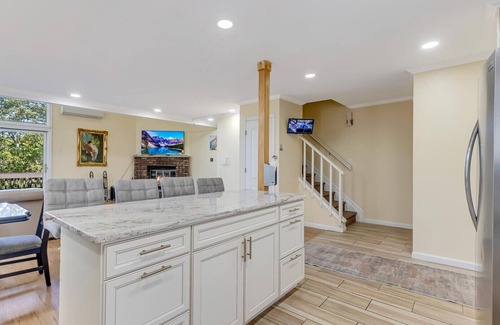 Tannersville Ski Chalet | Cozy Modern Camelback House