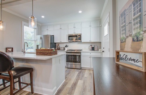 North Charleston House | Cozy & Modern Family Oasis ~ Queen Beds ~ Playground