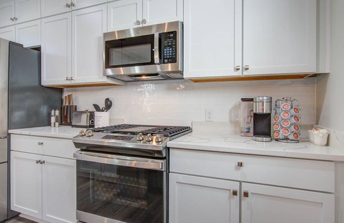North Charleston House | Cozy & Modern Family Oasis ~ Queen Beds ~ Playground