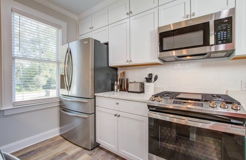 North Charleston House | Cozy & Modern Family Oasis ~ Queen Beds ~ Playground