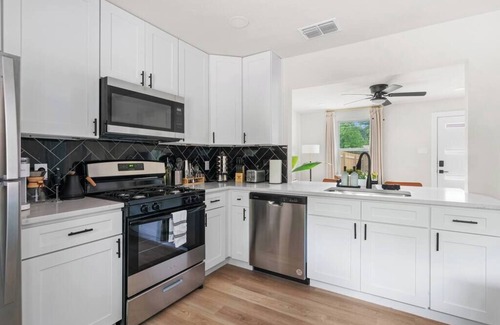 East MLK House | Cozy Modern Getaway-Near Major Hotspots & Downtown