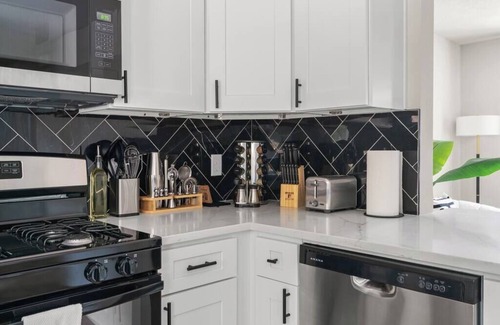 East MLK House | Cozy Modern Getaway-Near Major Hotspots & Downtown
