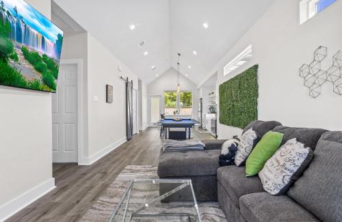 Northside House | Cozy Modern Oasis Mins From Downtown & Galleria