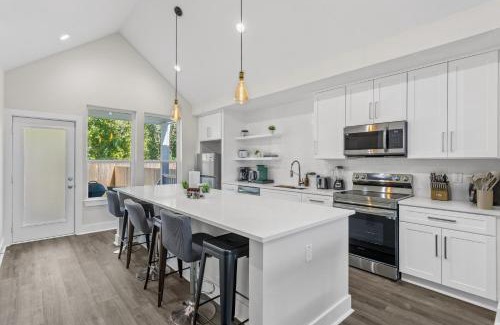 Northside House | Cozy Modern Oasis Mins From Downtown & Galleria