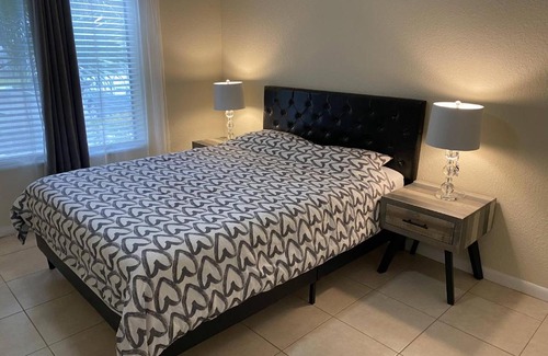 Land of the Presidents Apartment | Cozy Modern Private - Close to Beaches