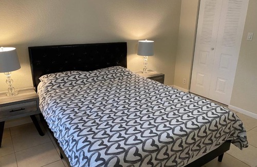 Land of the Presidents Apartment | Cozy Modern Private - Close to Beaches