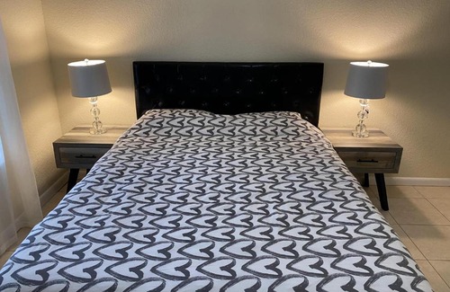 Land of the Presidents Apartment | Cozy Modern Private - Close to Beaches