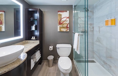 Las Vegas Hotel | Cozy & Modern Stay Near the Vegas Action – Pool Access
