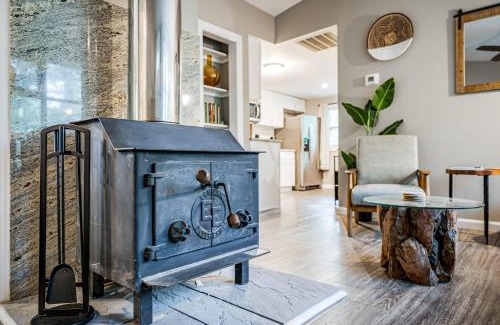 Berkeley Springs House | Cozy & Modern w Hot Tub, Fire Pit, Grill & Pond