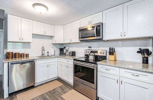 Berkeley Springs Cabin | Cozy & Modern w/Hot Tub, Fire Pit, Grill & Pond