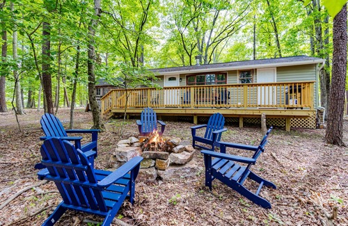Berkeley Springs Cabin | Cozy & Modern w/Hot Tub, Fire Pit, Grill & Pond