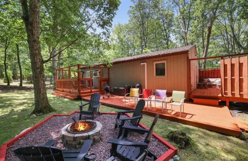 East Stroudsburg House | Cozy Mountain Cabin- Near Lake & Pet-friendly