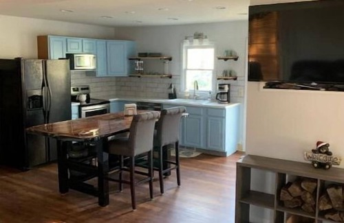 Blowing Rock House | Cozy Mountain Cabin with Bubbling Hot Tub - Pet Friendly too!