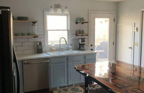 Blowing Rock House | Cozy Mountain Cabin with Bubbling Hot Tub - Pet Friendly too!