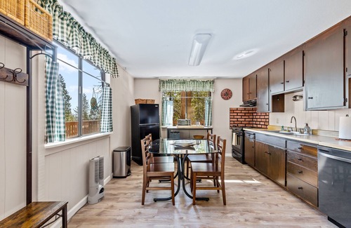Arnold House | Cozy mountain cabin w/deck, Washer Dryer, gas grill, dog-friendly