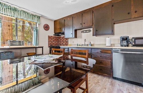 Arnold House | Cozy mountain cabin w/deck, Washer Dryer, gas grill, dog-friendly