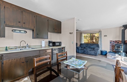 Arnold House | Cozy mountain cabin w/deck, Washer Dryer, gas grill, dog-friendly