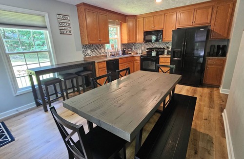 Kabletown Cottage | Cozy Mountain Cottage - Perfect for Friends, Family
