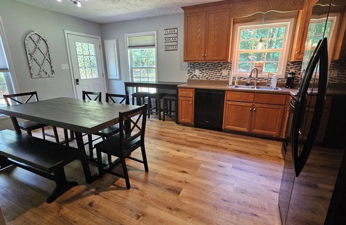 Kabletown Cottage | Cozy Mountain Cottage - Perfect for Friends, Family