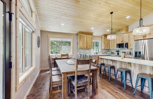 Ronald Cabin | Cozy Mountain Getaway, New Build with Modern Comforts – Near Lake Cle Elum