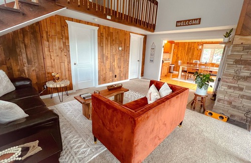 Bailey Cabin | Cozy Mountain Getaway with Stunning Views!