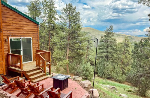 Bailey Cabin | Cozy Mountain Getaway with Stunning Views!