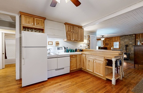 Canton Cabin | Cozy Mountain Lakeside Cabin with hot tub, jon boat + dog friendly