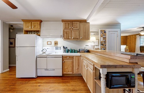Canton Cabin | Cozy Mountain Lakeside Cabin with hot tub, jon boat + dog friendly