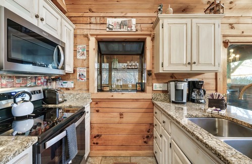 Gatlinburg - Pigeon Forge Cabin | Cozy Mountain Retreat w/Hot Tub & Views – Minutes to Trails and Attractions