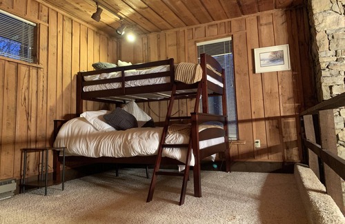 Rockwood House | Cozy mountain retreat for large families with a pond and many open spaces.