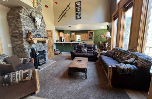 Alpine Northeast House | Cozy mountain retreat with a hot tub; steps to national forest trails!