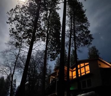 Groveland Villa | Cozy mountain retreat with lake views near Yosemite
