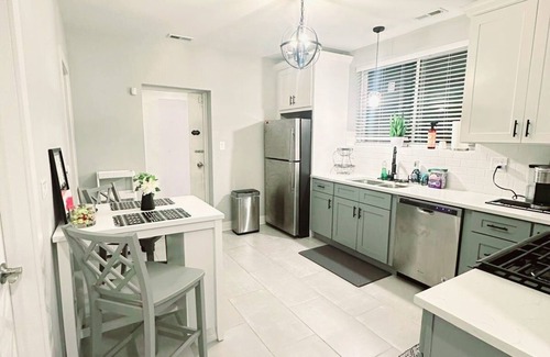 Greater Grand Crossing House | Cozy & Near Downtown, Hyde Park & the Metra