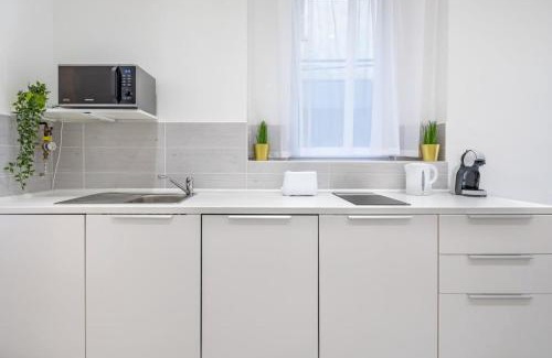 13th District Apartment | Cozy NEW Home - Easy City Center Access