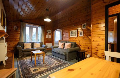 Ffestiniog House | Cozy Norwegian Style Log Cabin in Rural Snowdonia - 2 Bedrooms & Parking by Seren Short Stays