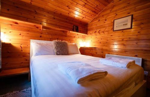 Ffestiniog House | Cozy Norwegian Style Log Cabin in Rural Snowdonia - 2 Bedrooms & Parking by Seren Short Stays