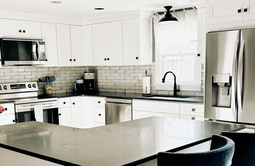 Oak Bluffs House | Cozy Oak Bluffs Cottage walk to town Pet Friendly