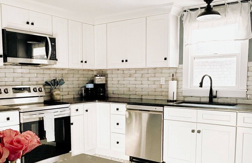 Oak Bluffs House | Cozy Oak Bluffs Cottage walk to town Pet Friendly