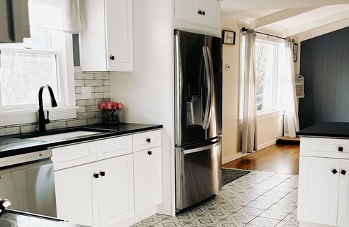 Oak Bluffs House | Cozy Oak Bluffs Cottage walk to town Pet Friendly