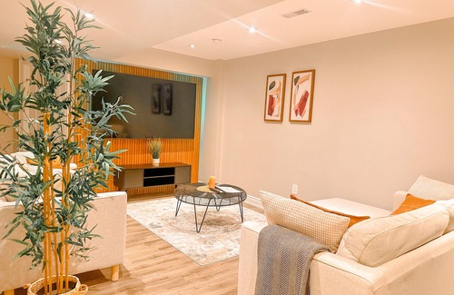 Oakville House | Cozy Oakville 1- Bedroom studio apt w/private entrance/kitchen/wi-fi/parking