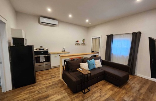Belleville House | Cozy Oasis Guesthome in Belleville