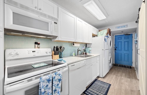 Crescent Beach Condo | ⭐Cozy Oceanfront⭐2 Bed/2 Bath 1st Floor⭐Hot Tub & Pool!⭐Updated Bath w/King Bed⭐