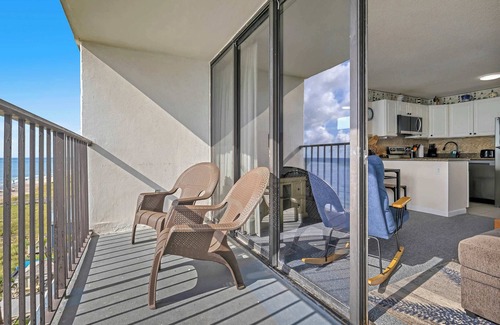 Wilmington Beach Condo | Cozy Oceanfront Condo with Heated Pools & Views
