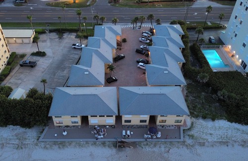 Satellite Beach Condo | Cozy oceanside condo in peaceful Satellite Beach