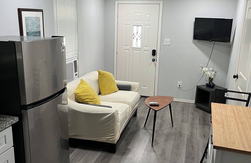 Montrose Condo | Cozy One bedroom Minutes from Downtown